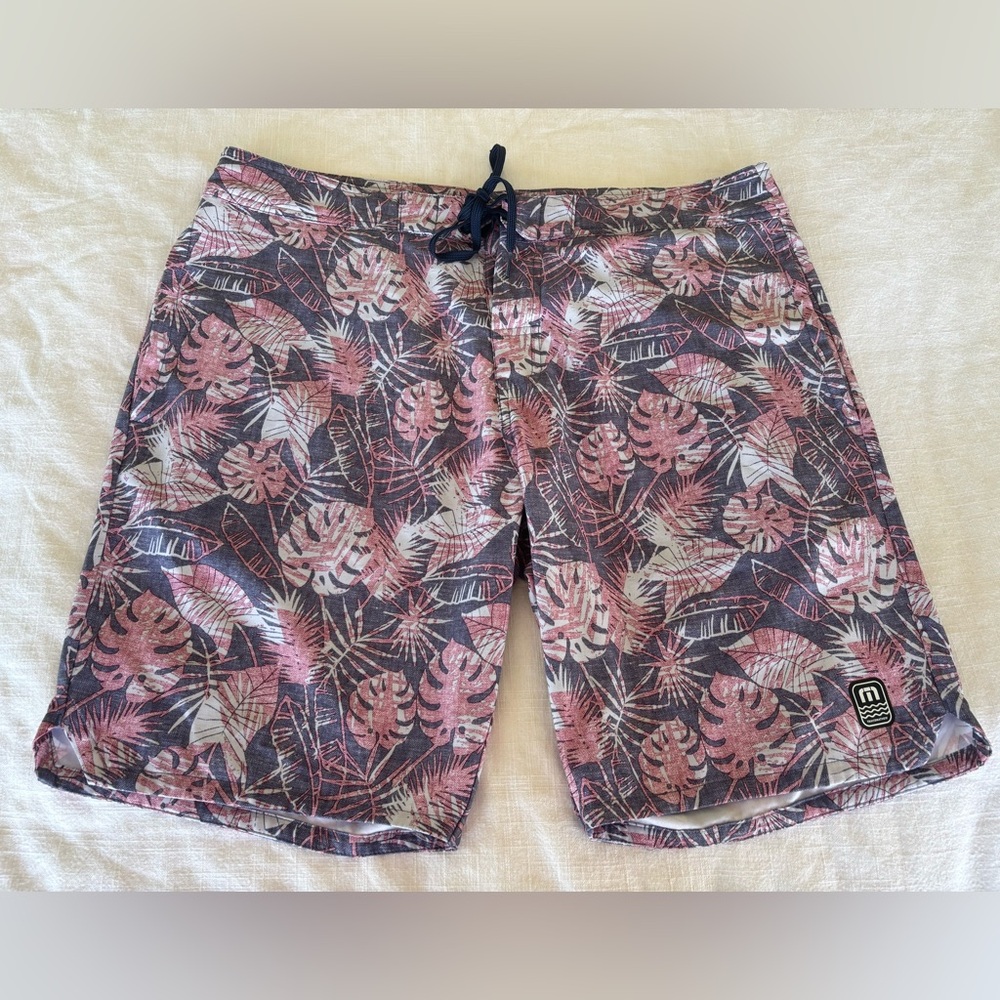 Travis Mathew men’s 36 board shorts swim trunks